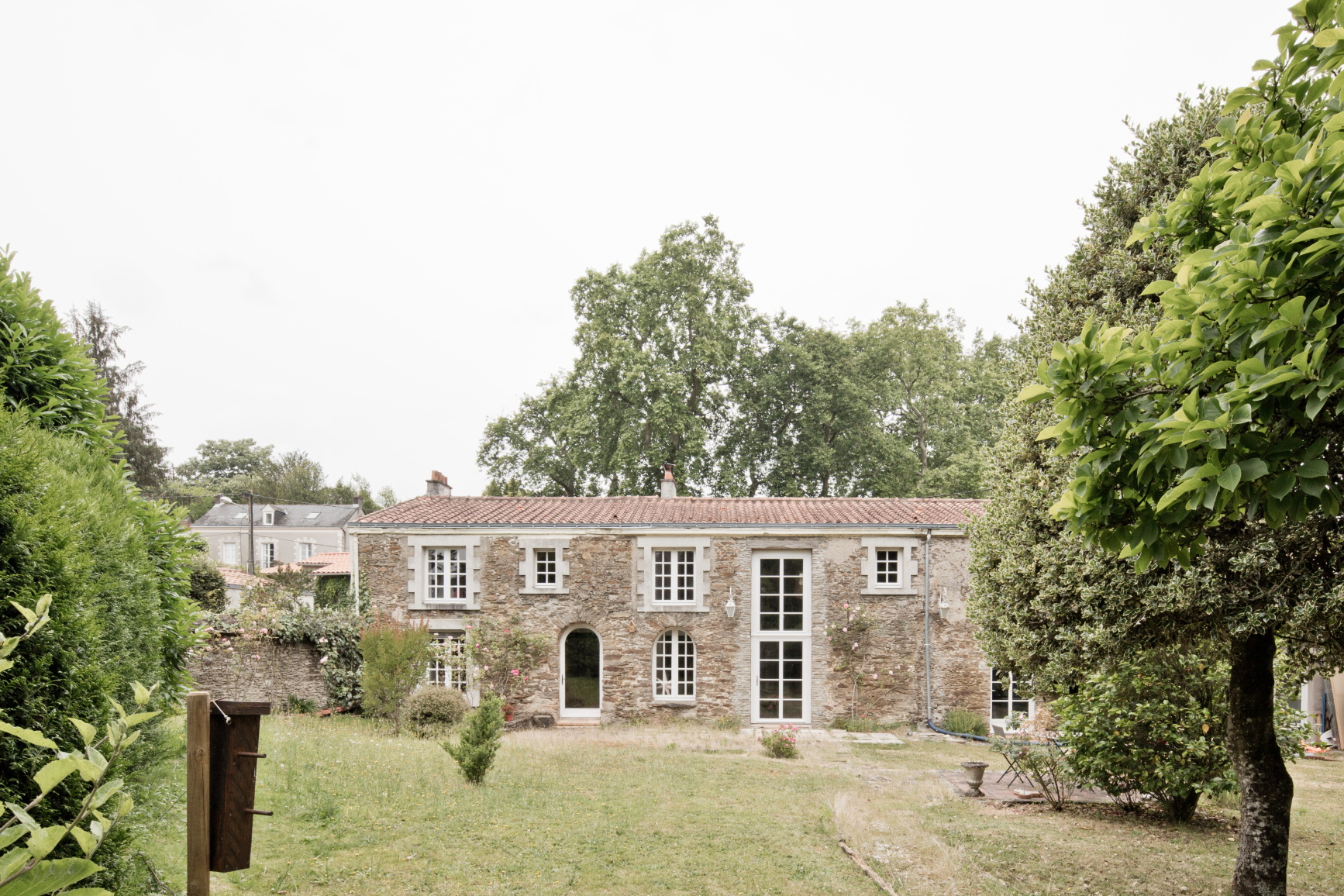 chantier par un architecte sur une longère, avec l'ouverture d'une nouvelle baie en double hauteur
