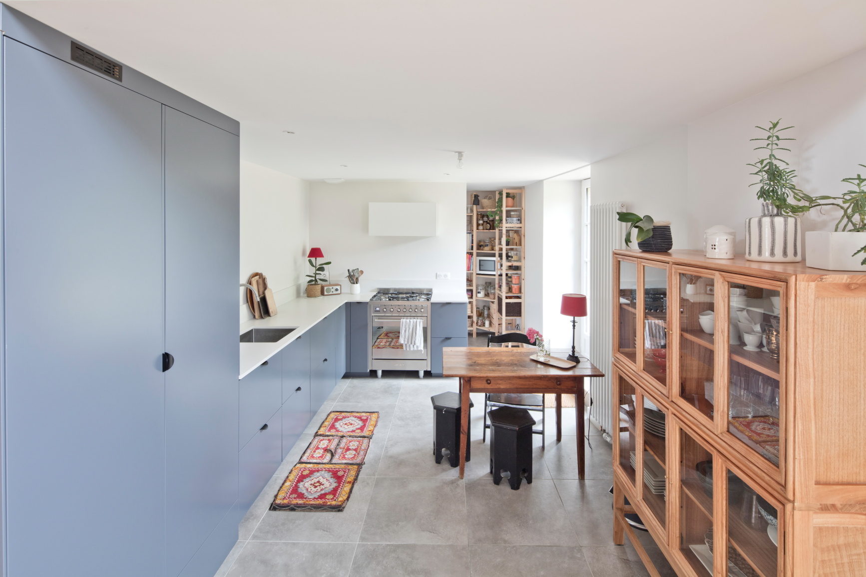 rénovation d'une maison à Nantes, vue de la cuisine avec du carrelage grande taille imitation béton