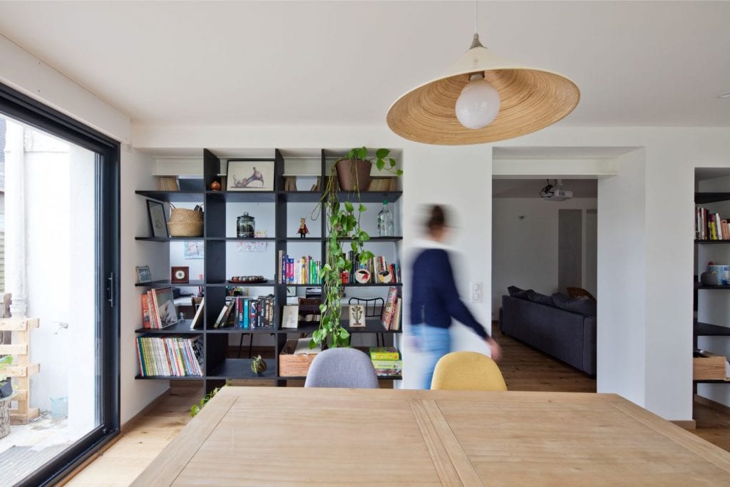 Archibien projet rénovation de maison à Nantes. Salle à manger semi ouverte sur le bureau.