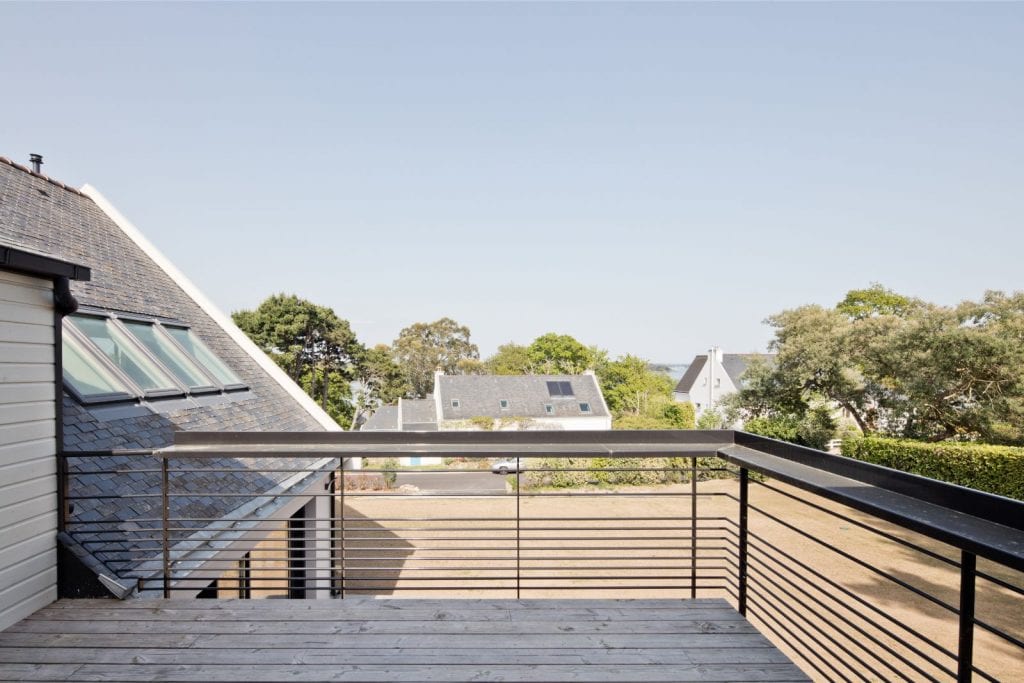 Rénovation et extension d'une maison secondaire projet Archibien grande terrasse à l'étage belle vue sur le paysage