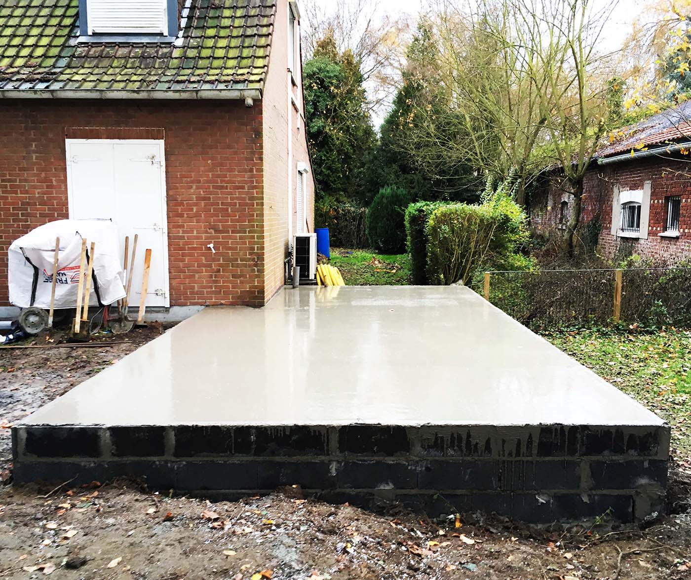 Un carport pour voiture a été construit en remplacement du garage