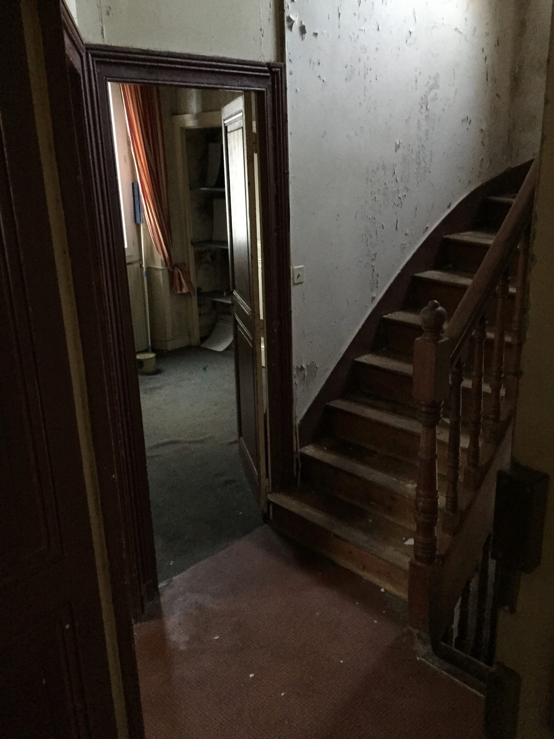 Escalier d'un hall d'immeuble en mauvaise état