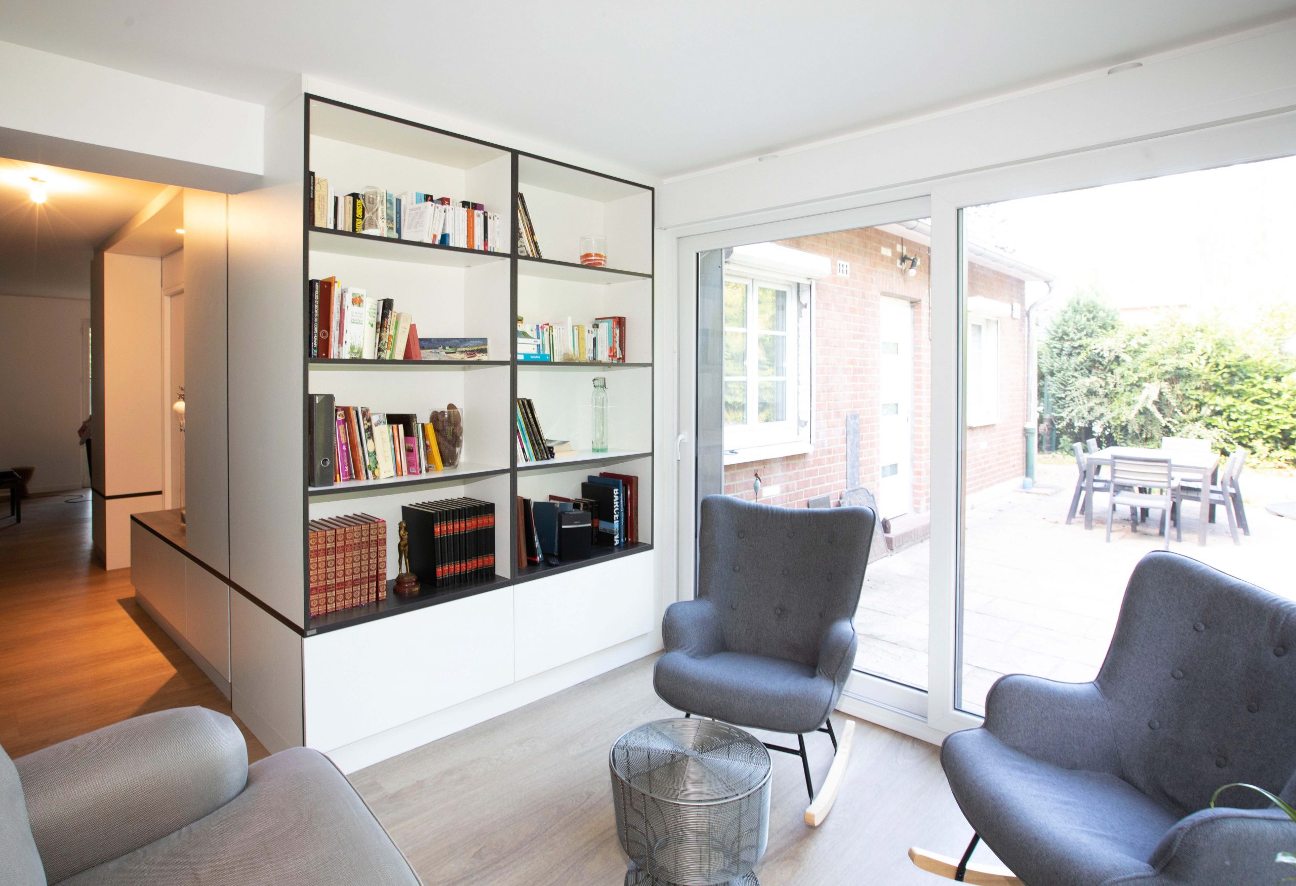 La nouvelle bibliothèque, des fauteuils et l'accès à une nouvelle terrasse, tels que dessinés par les architectes.
