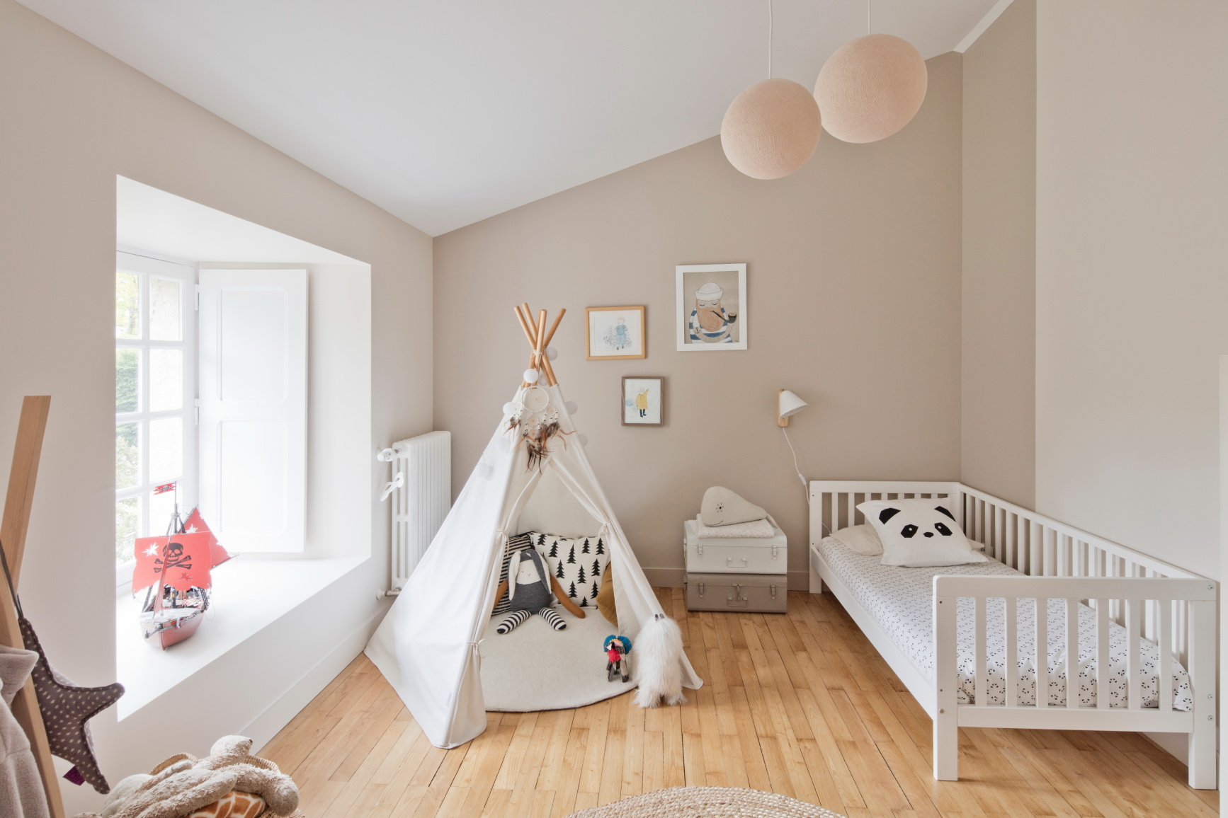 Chambre d'enfant rénové par un architecte près de Nantes, avec une tente tipi et des tons "crème"