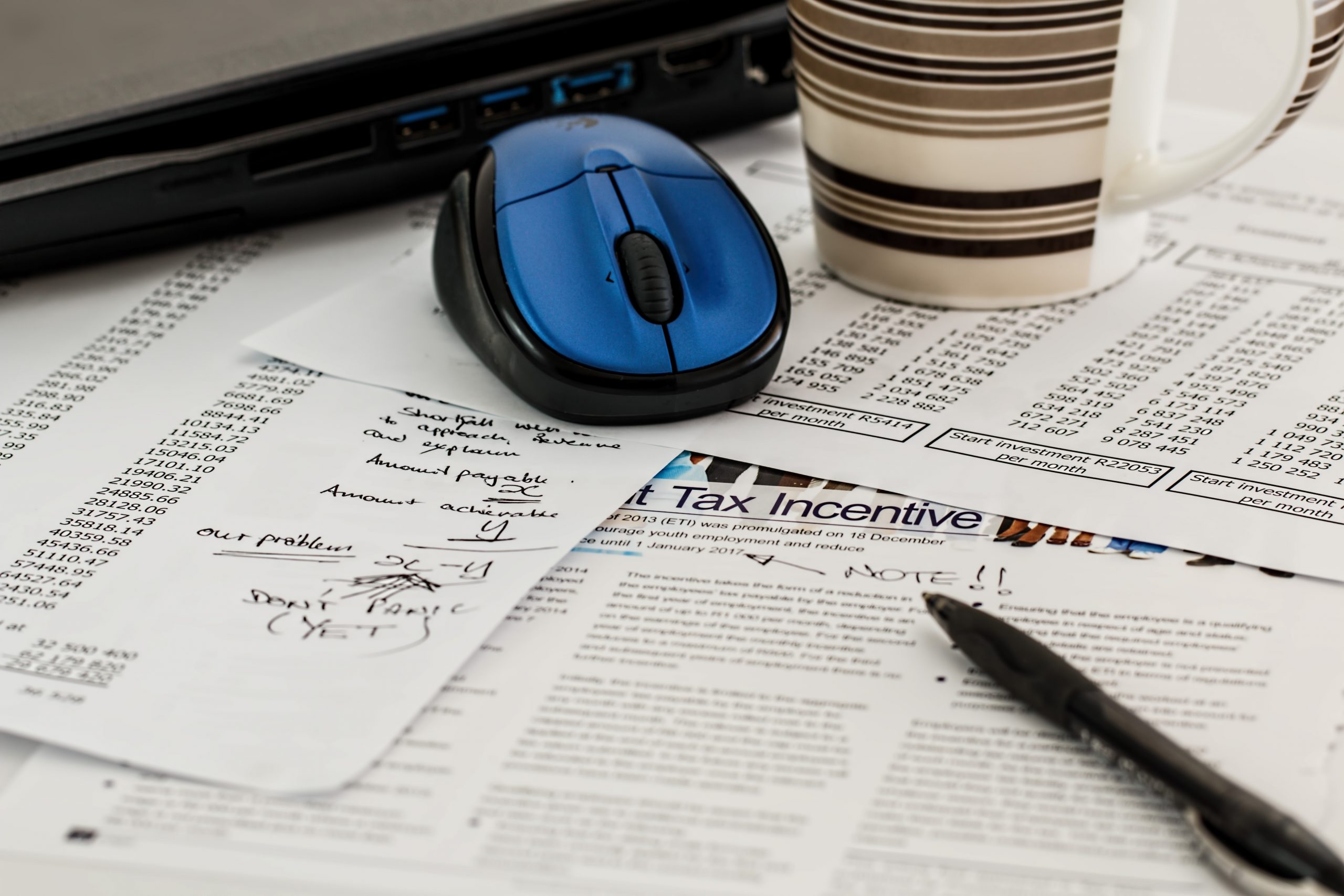 Photo de dossiers papiers concernant des taxes